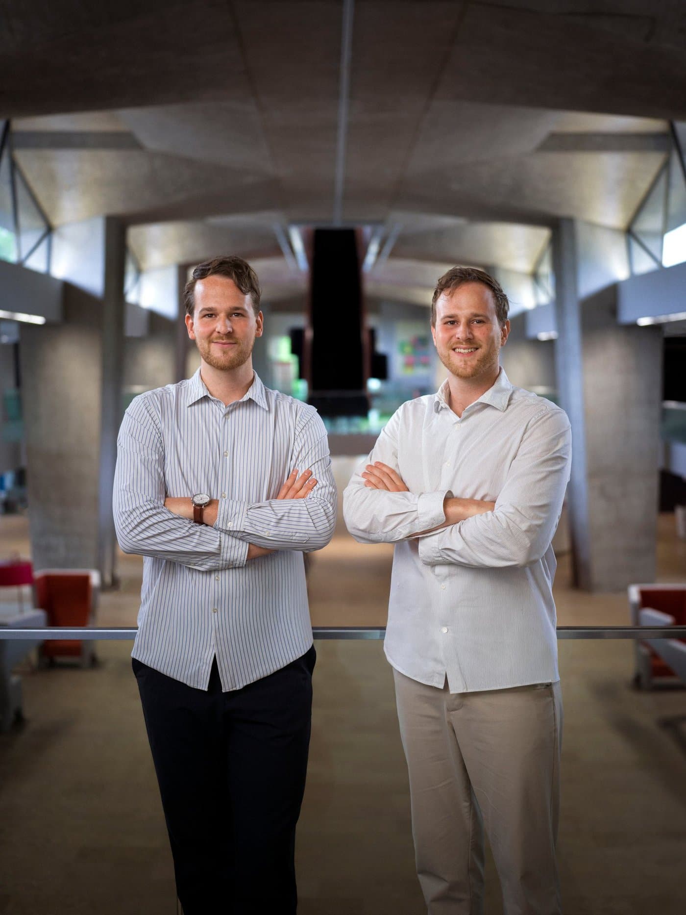 Vincent en Rick Eurlings, de oprichters van Aumens, met de armen over elkaar op de campus in Eindhoven